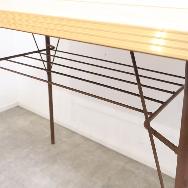 ポップな花がらのテーブル