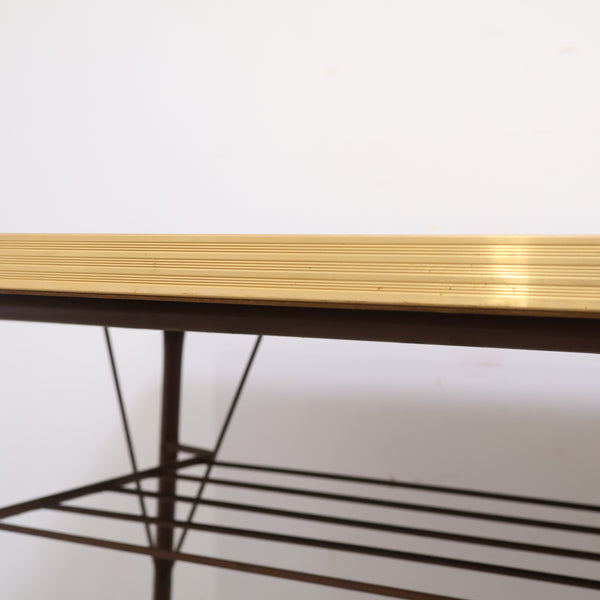 ポップな花がらのテーブル