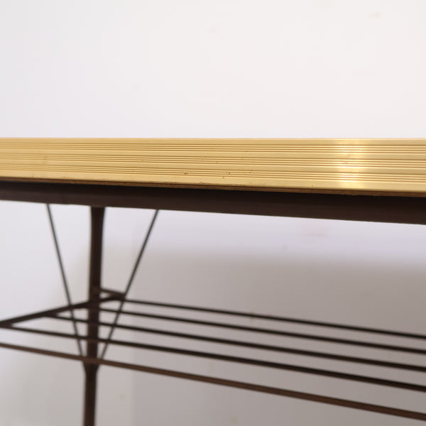 ポップな花がらのテーブル