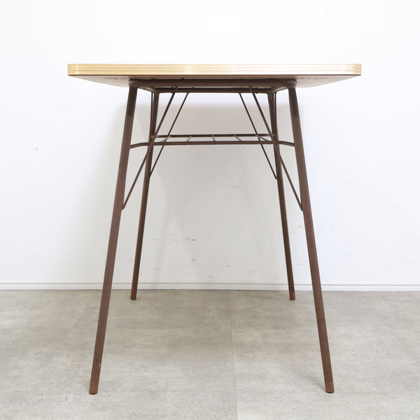 ポップな花がらのテーブル