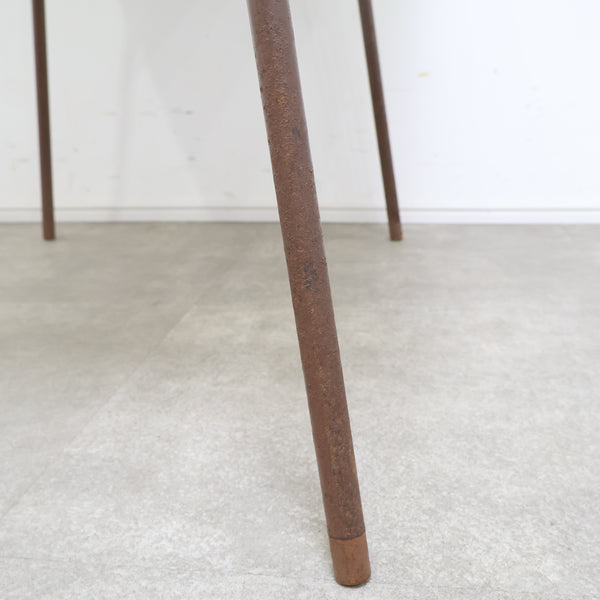 ポップな花がらのテーブル