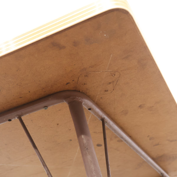 ポップな花がらのテーブル