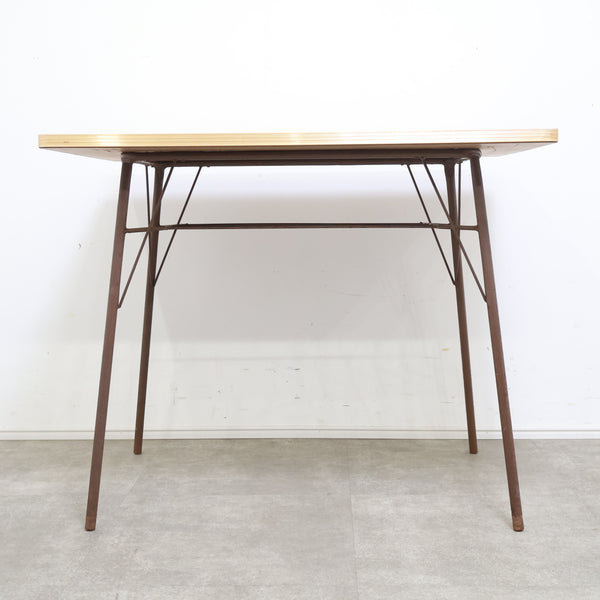 ポップな花がらのテーブル