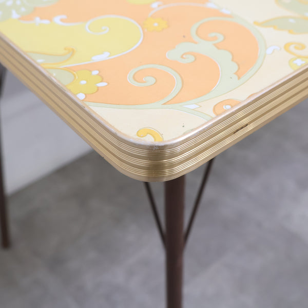 ポップな花がらのテーブル