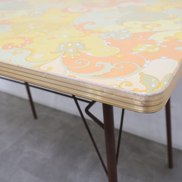 ポップな花がらのテーブル