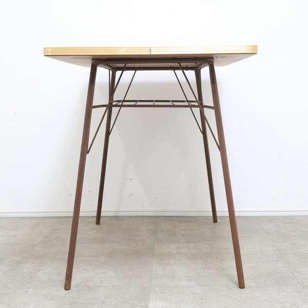 ポップな花がらのテーブル