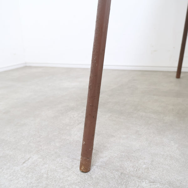 ポップな花がらのテーブル