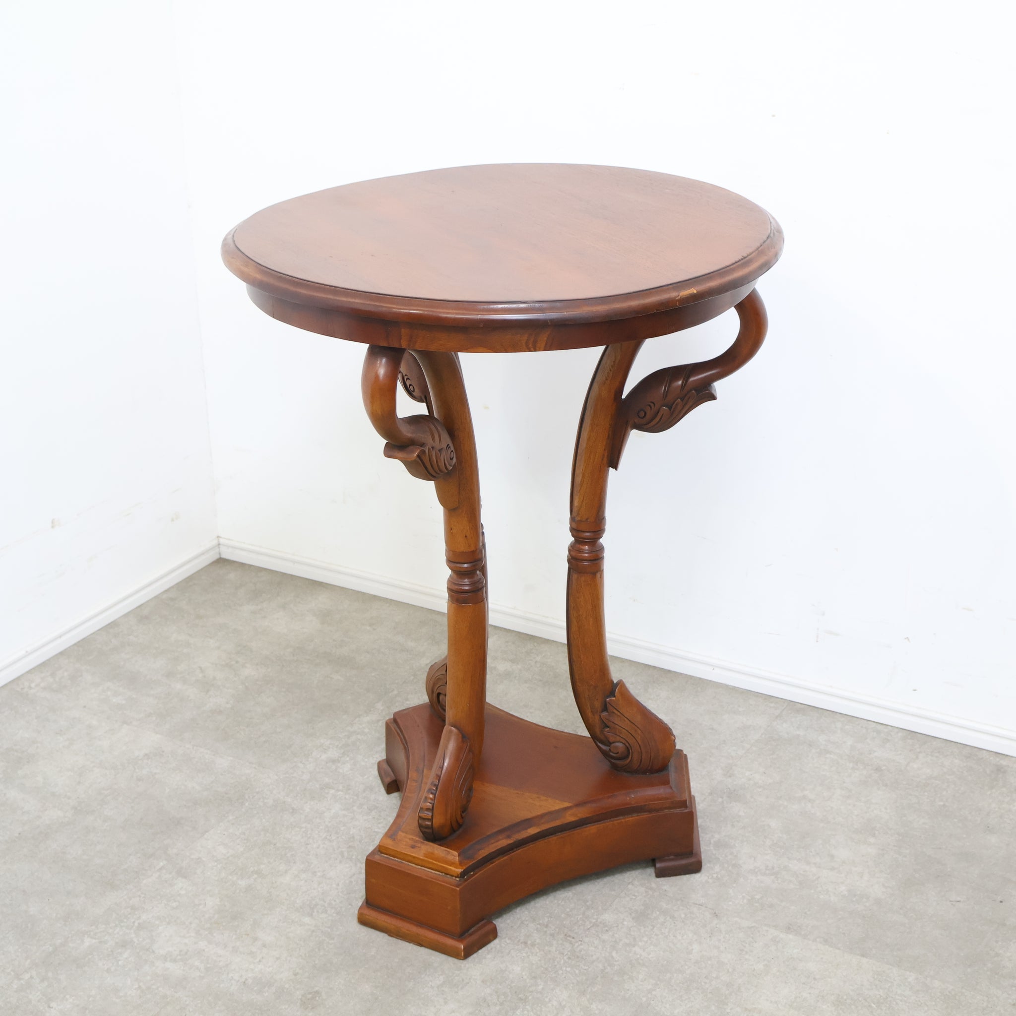 スワンモチーフのラウンドサイドテーブル