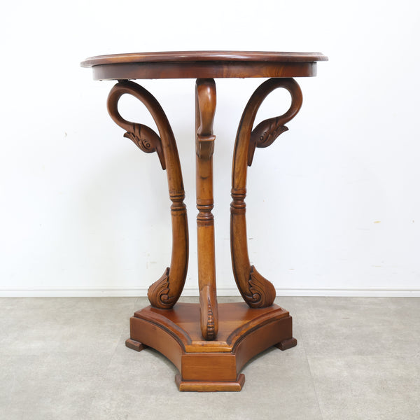 スワンモチーフのラウンドサイドテーブル