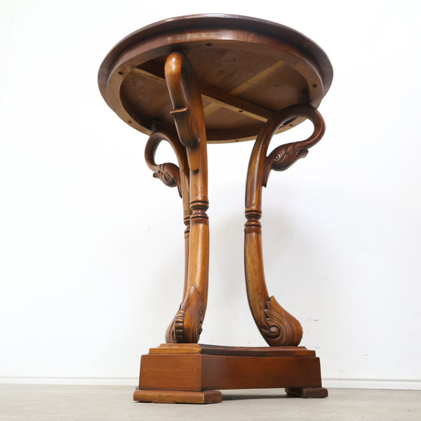 スワンモチーフのラウンドサイドテーブル