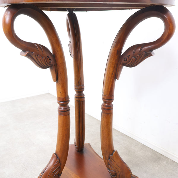 スワンモチーフのラウンドサイドテーブル