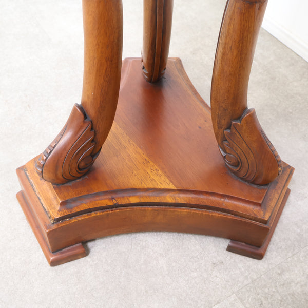 スワンモチーフのラウンドサイドテーブル