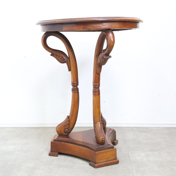 スワンモチーフのラウンドサイドテーブル