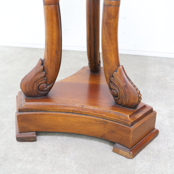 スワンモチーフのラウンドサイドテーブル