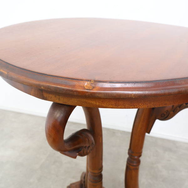 スワンモチーフのラウンドサイドテーブル