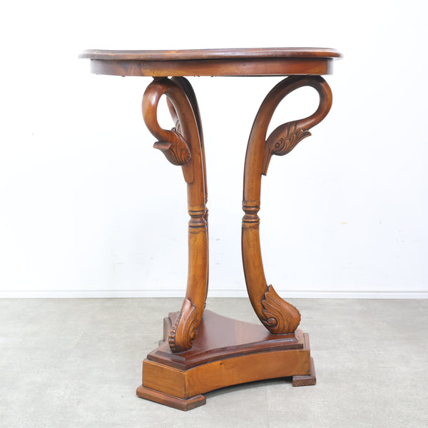 スワンモチーフのラウンドサイドテーブル