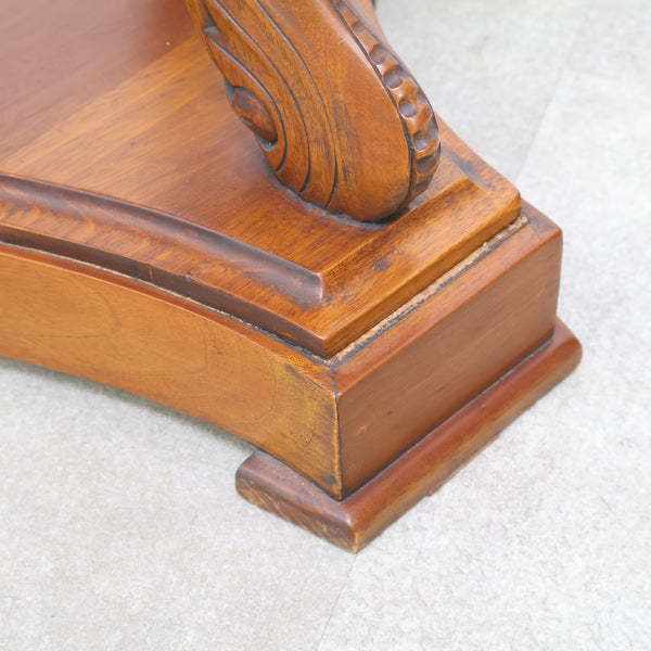 スワンモチーフのラウンドサイドテーブル