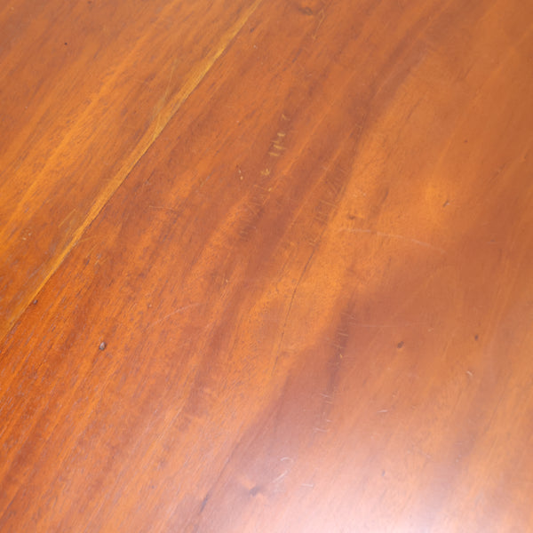 スワンモチーフのラウンドサイドテーブル