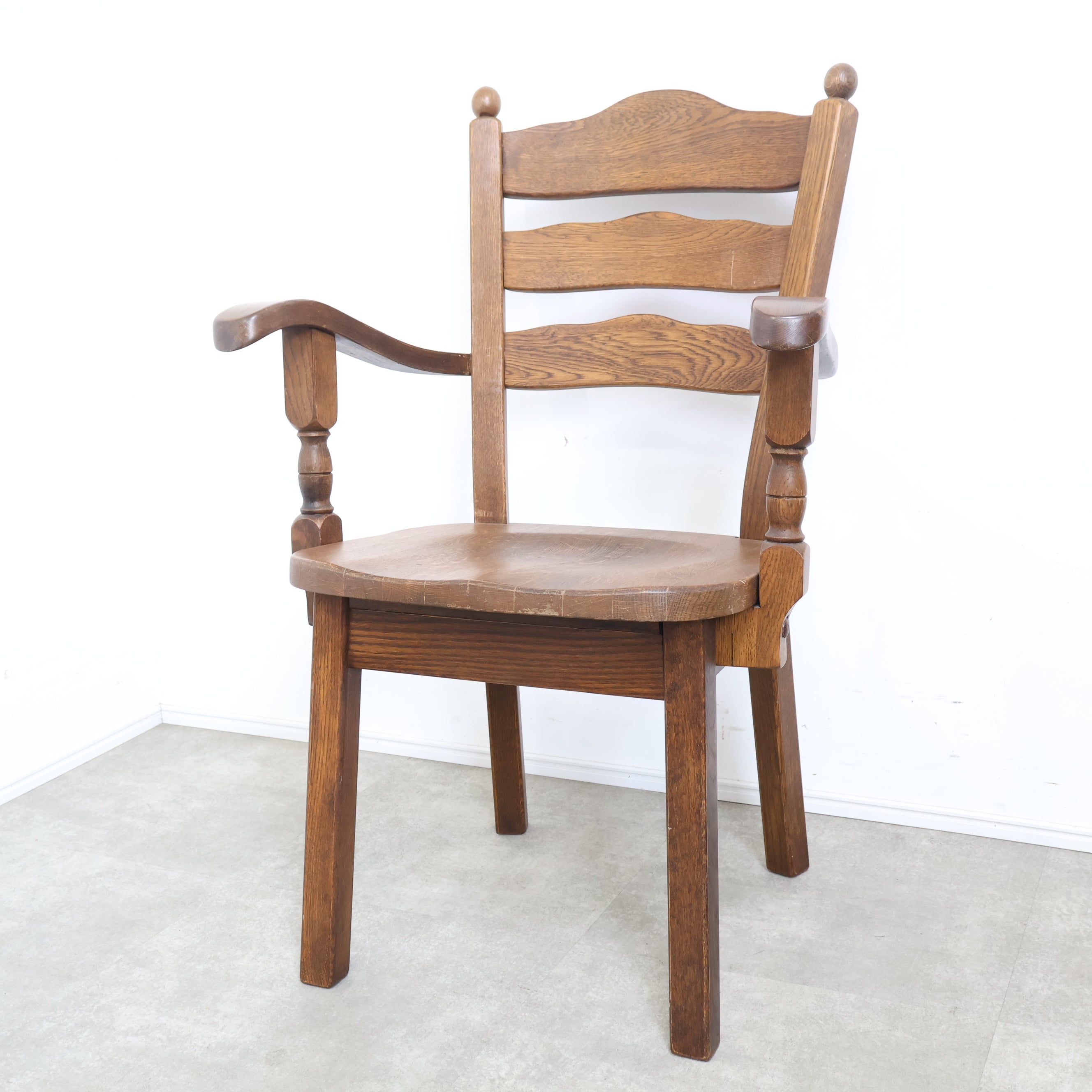 無垢材のクラシックなアームチェア – バナルオンラインショップ（BANUL