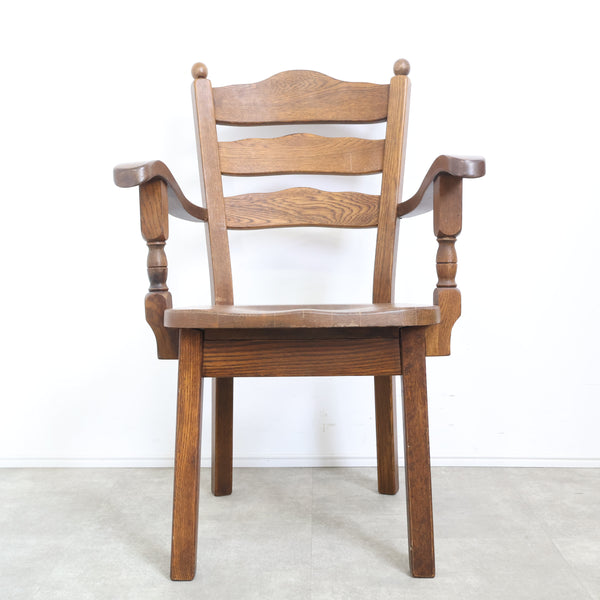 無垢材のクラシックなアームチェア