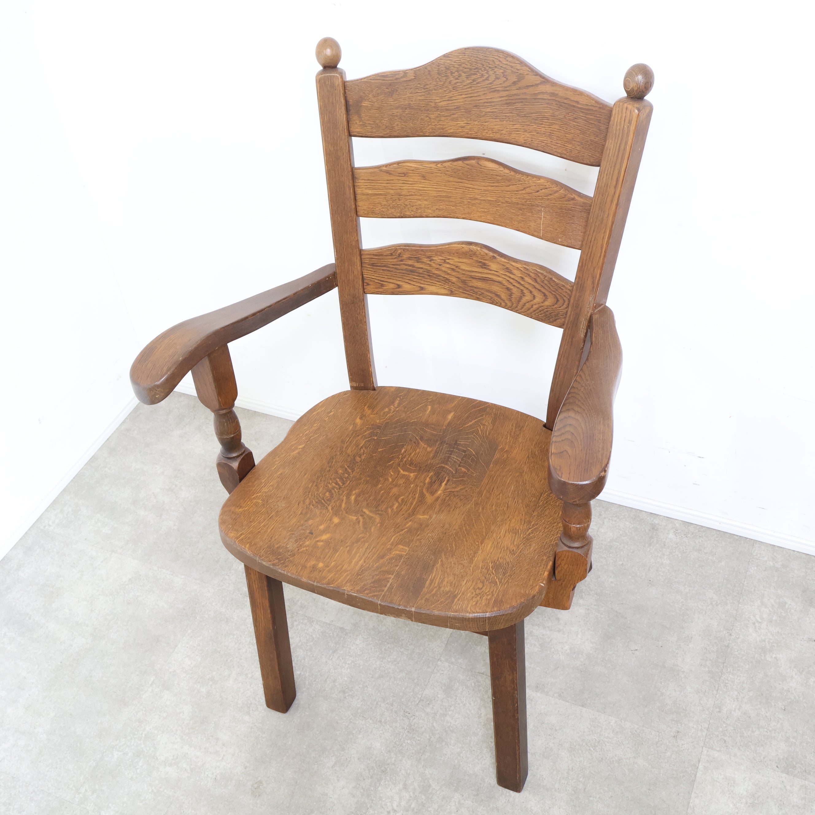 無垢材のクラシックなアームチェア – バナルオンラインショップ（BANUL