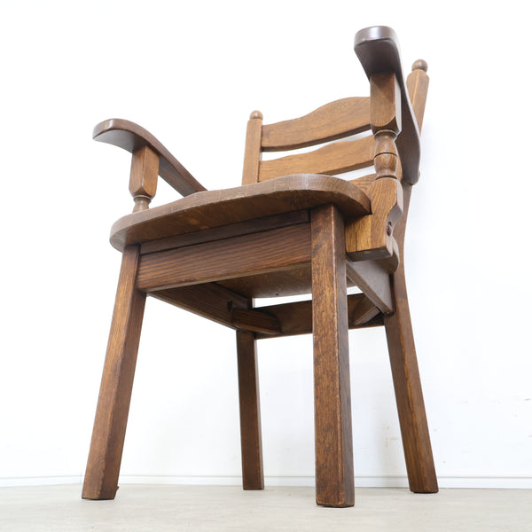 無垢材のクラシックなアームチェア