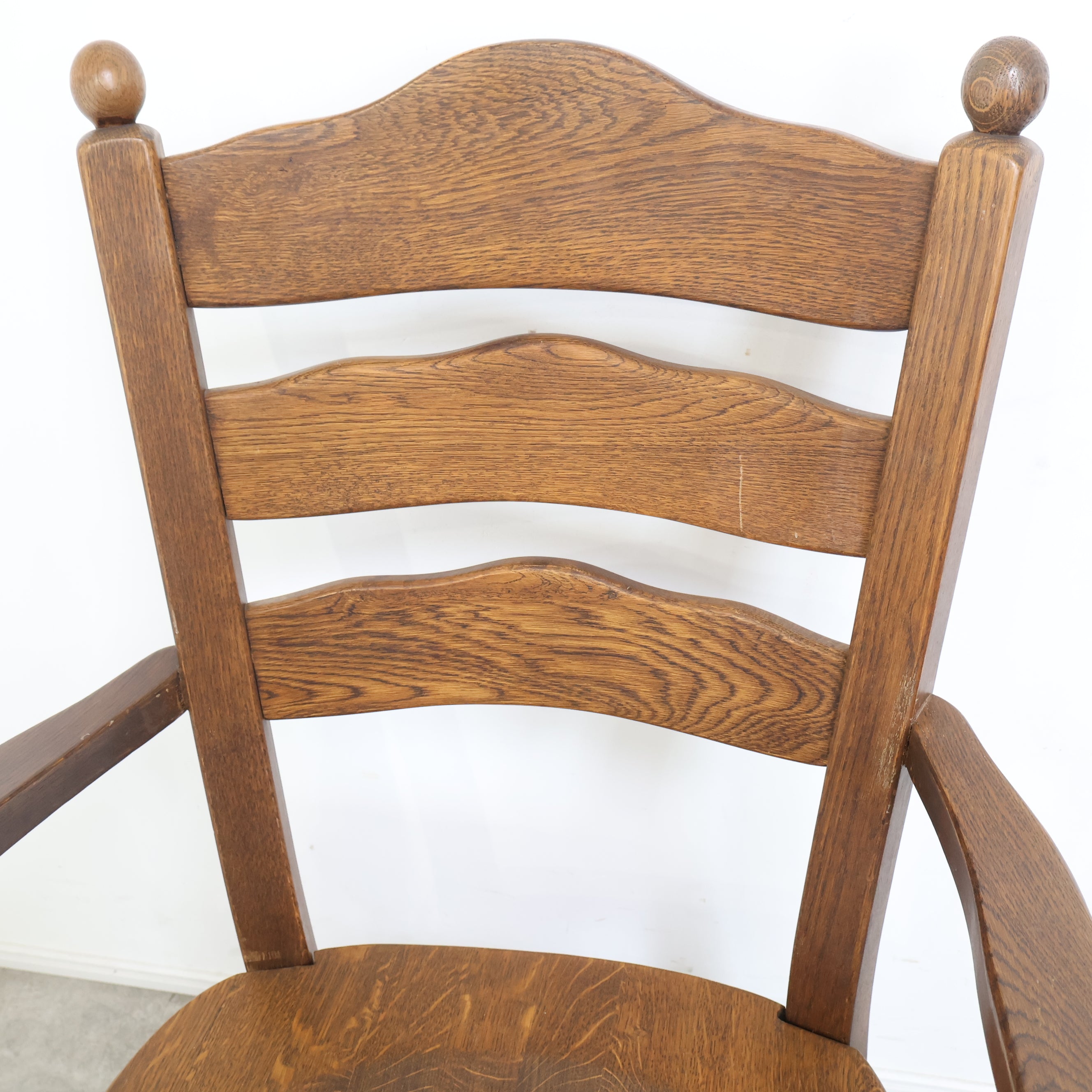 無垢材のクラシックなアームチェア – バナルオンラインショップ（BANUL