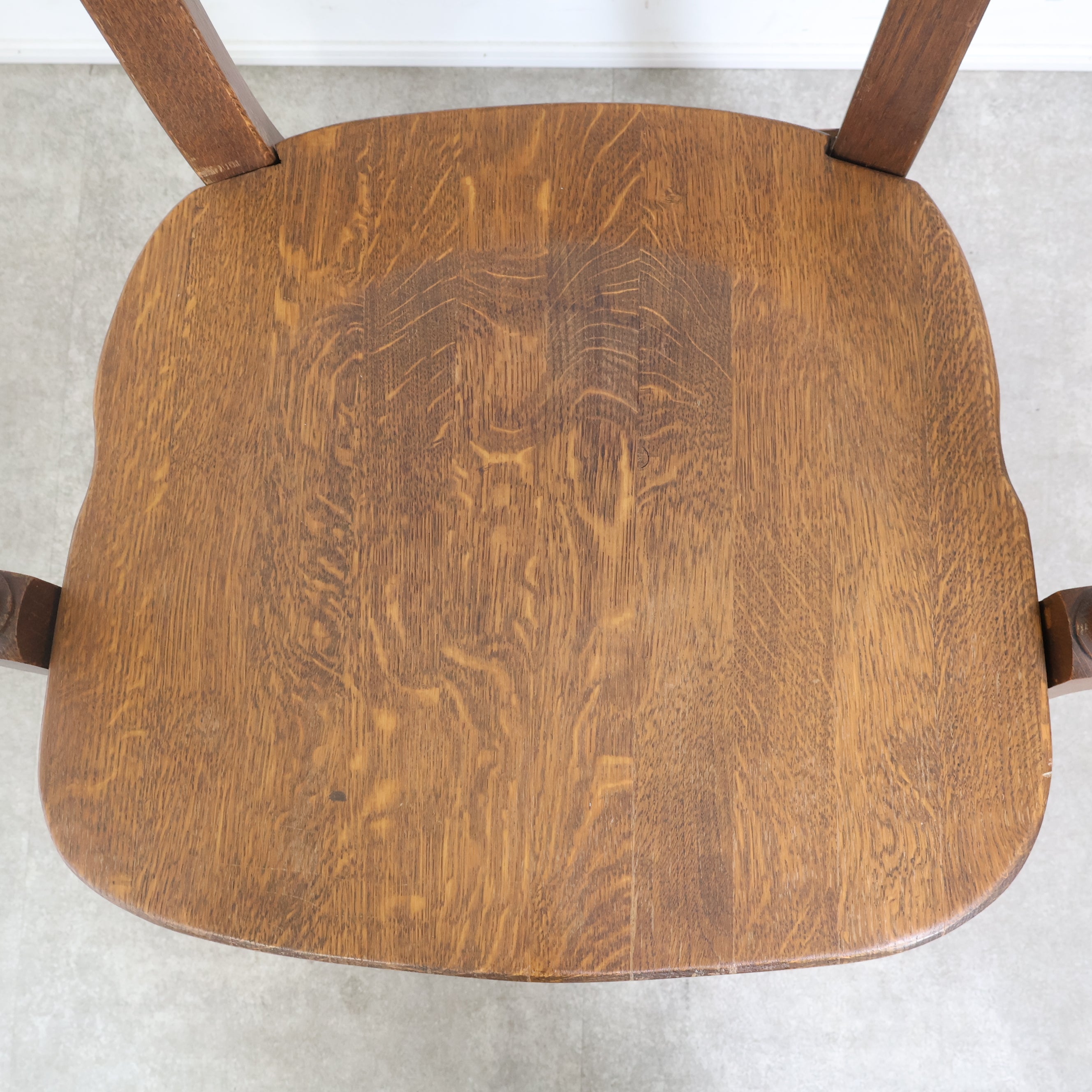 無垢材のクラシックなアームチェア – バナルオンラインショップ（BANUL