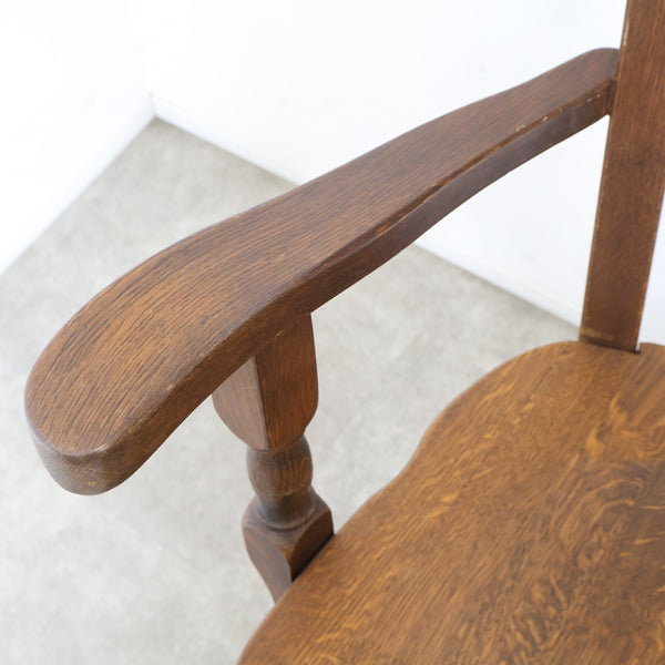 無垢材のクラシックなアームチェア