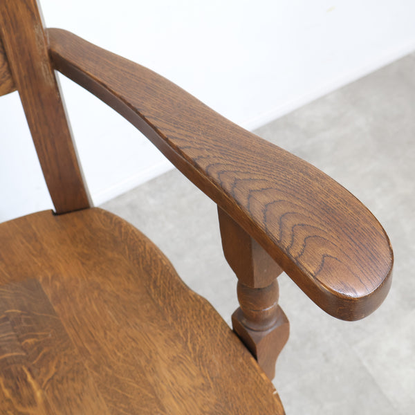 無垢材のクラシックなアームチェア