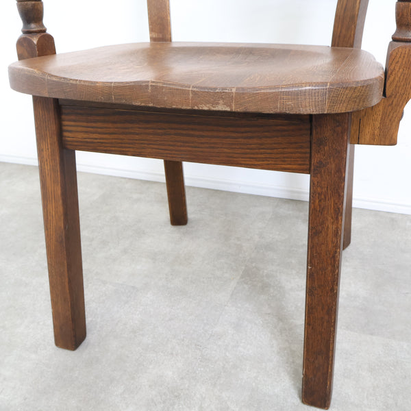 無垢材のクラシックなアームチェア