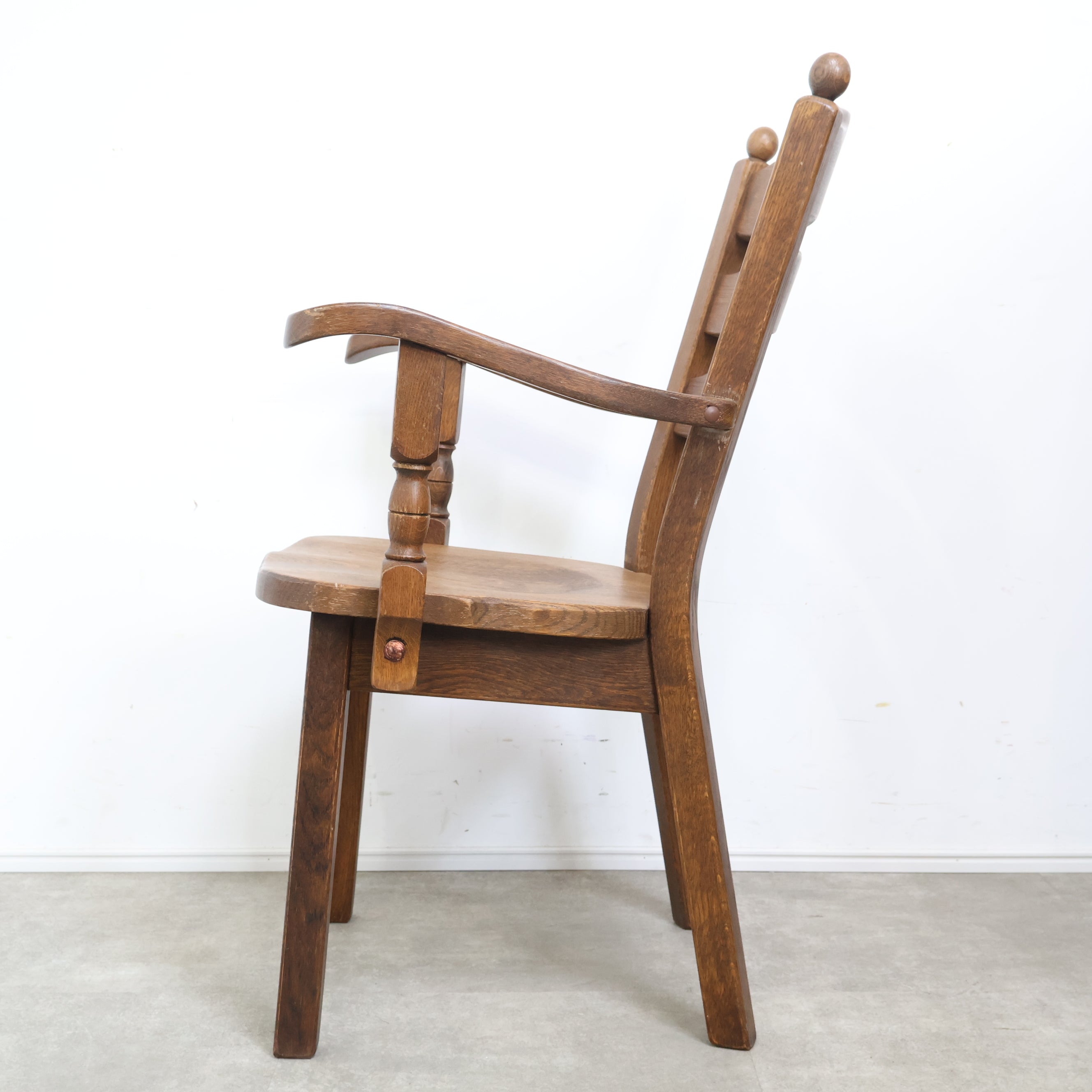 無垢材のクラシックなアームチェア – バナルオンラインショップ（BANUL