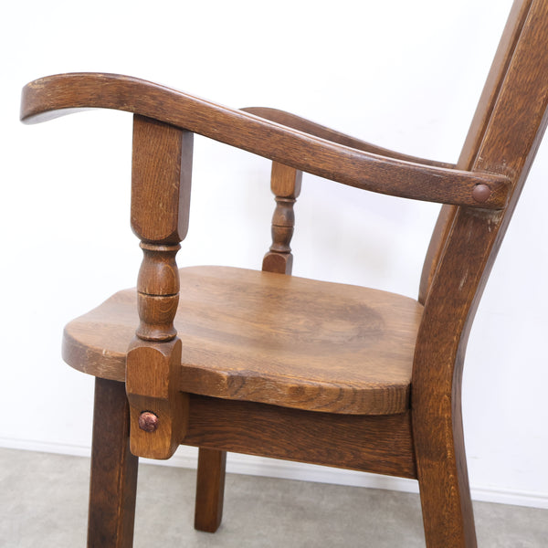 無垢材のクラシックなアームチェア