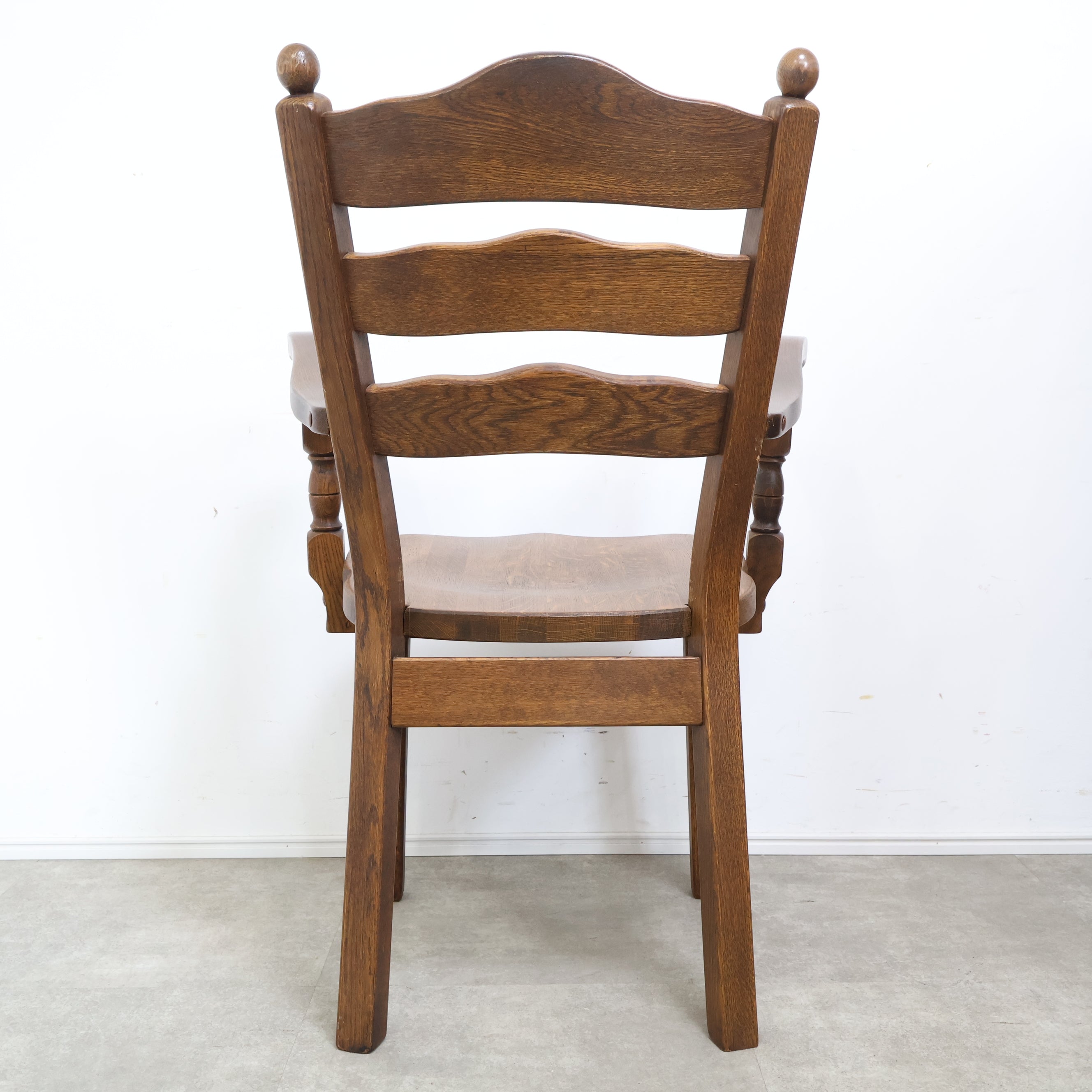 無垢材のクラシックなアームチェア – バナルオンラインショップ（BANUL