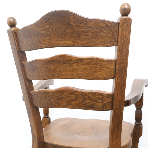 無垢材のクラシックなアームチェア