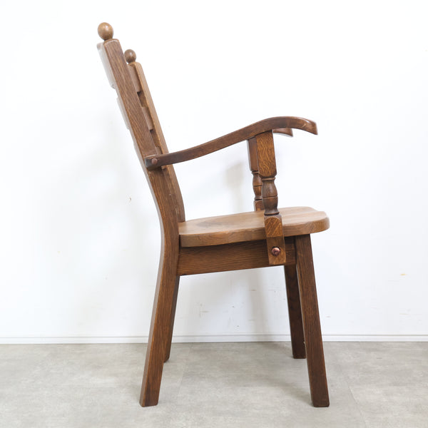 無垢材のクラシックなアームチェア