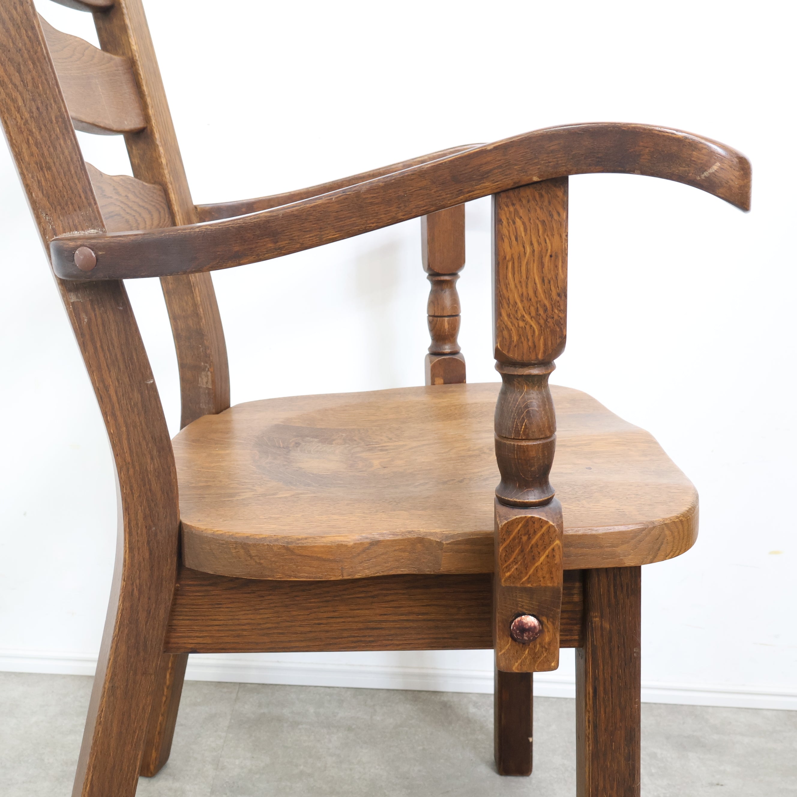 無垢材のクラシックなアームチェア – バナルオンラインショップ（BANUL