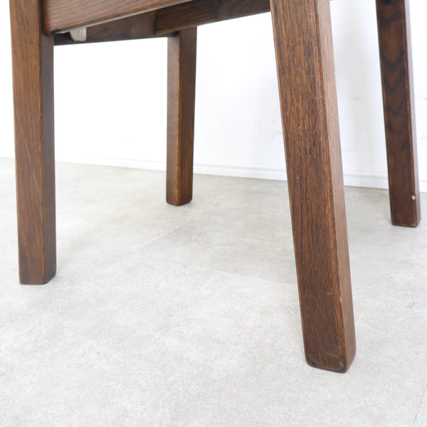 無垢材のクラシックなアームチェア