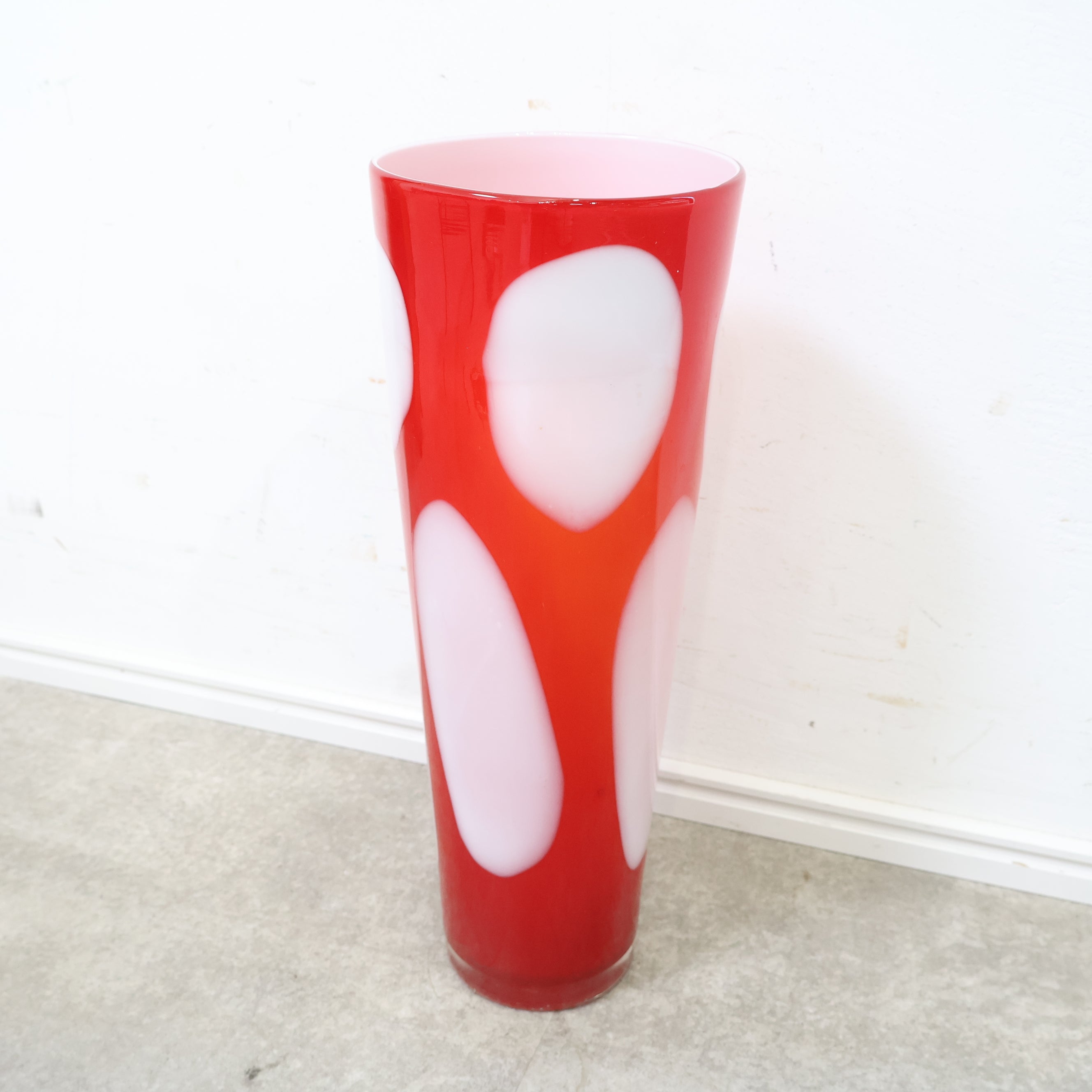 赤い水玉ガラスのフラワーベース – バナルオンラインショップ（BANUL