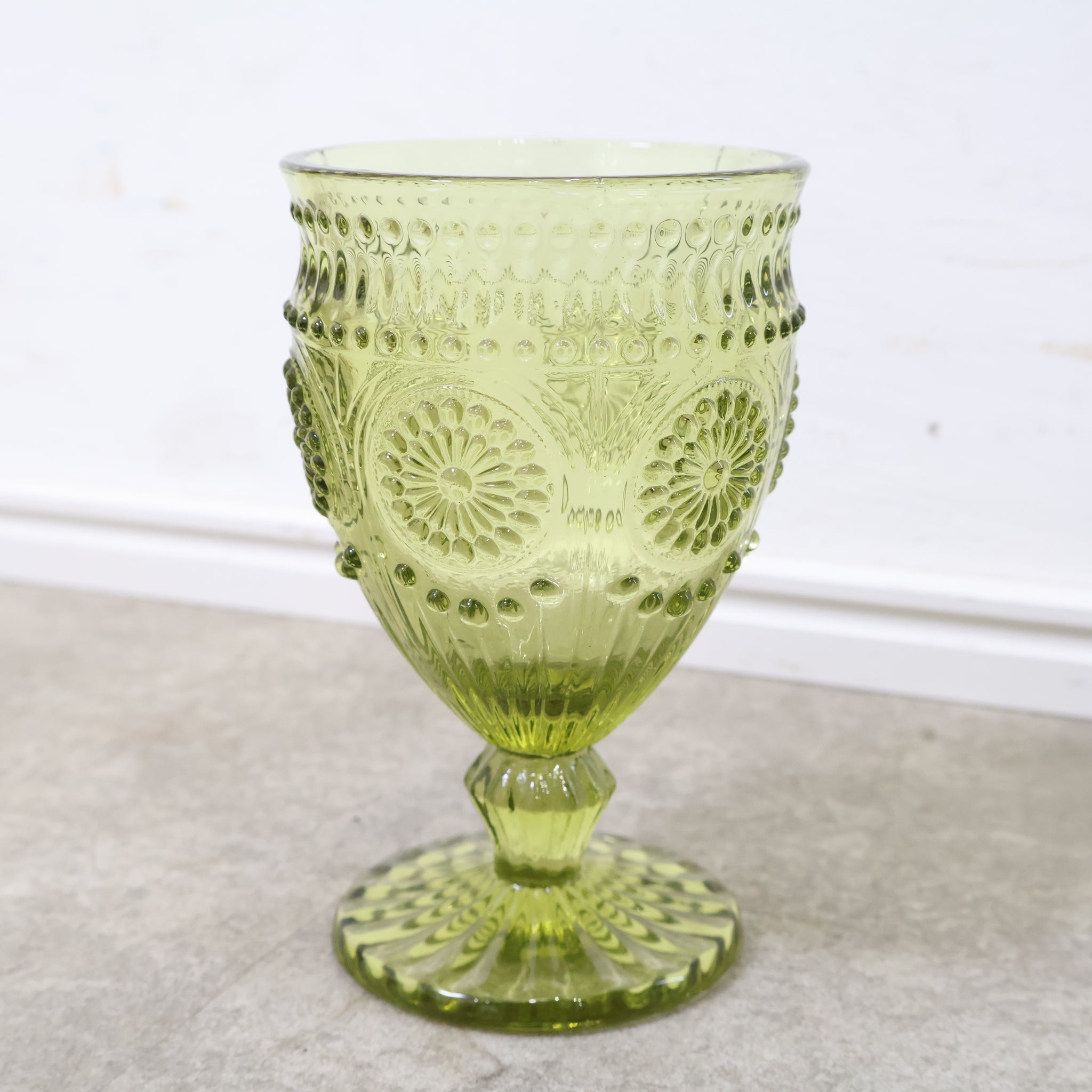 淡いオリーブグリーンのゴブレットグラス