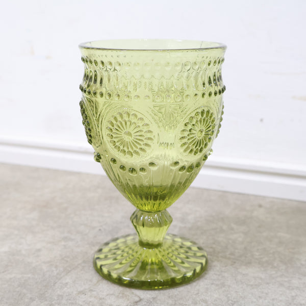 淡いオリーブグリーンのゴブレットグラス
