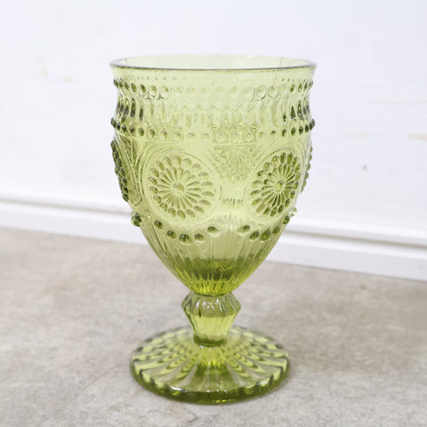 淡いオリーブグリーンのゴブレットグラス