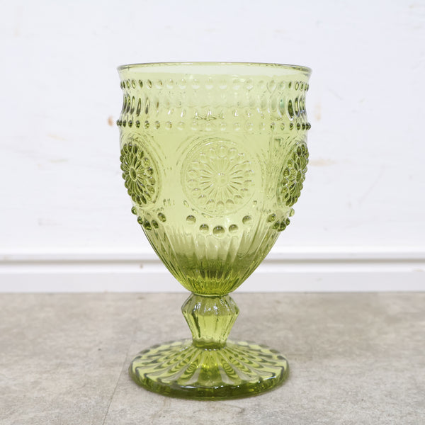 淡いオリーブグリーンのゴブレットグラス