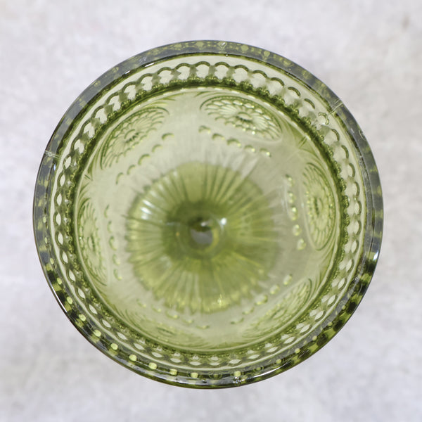 淡いオリーブグリーンのゴブレットグラス