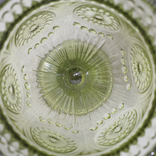 淡いオリーブグリーンのゴブレットグラス