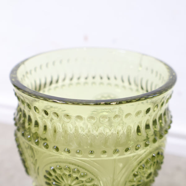 淡いオリーブグリーンのゴブレットグラス