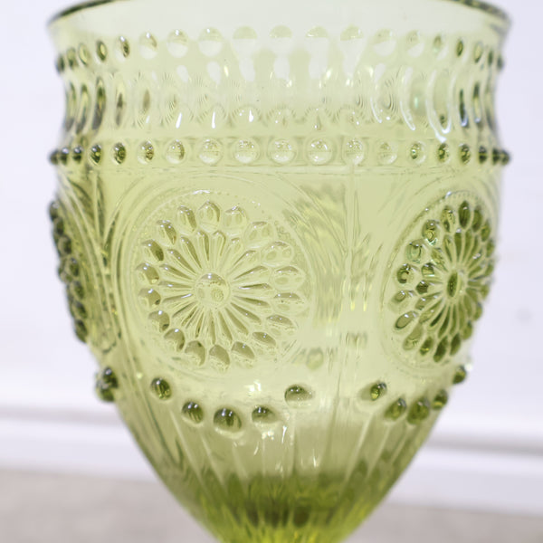 淡いオリーブグリーンのゴブレットグラス