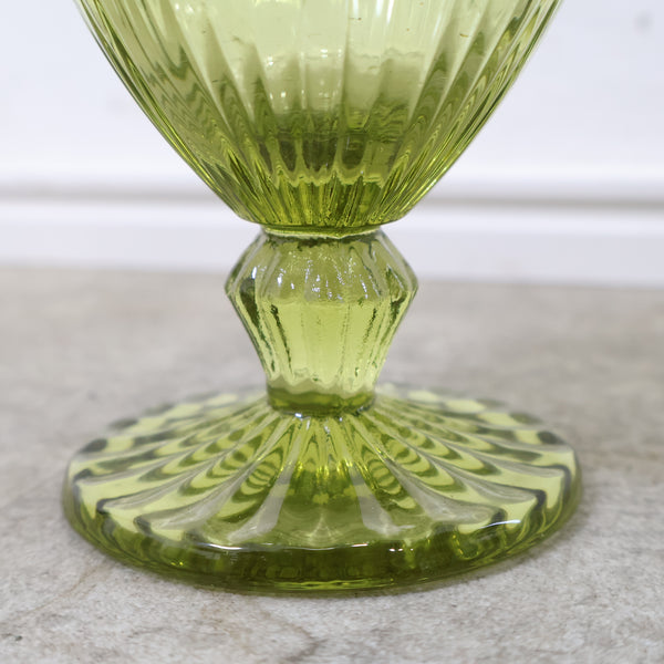 淡いオリーブグリーンのゴブレットグラス