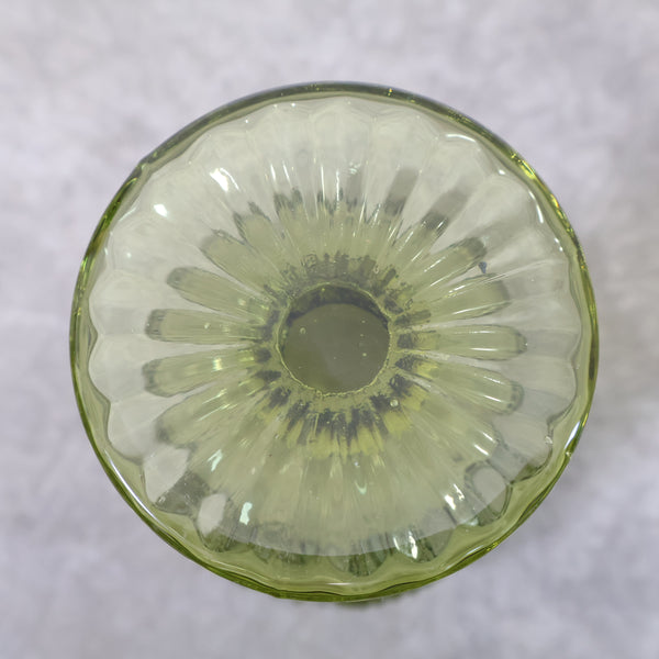 淡いオリーブグリーンのゴブレットグラス