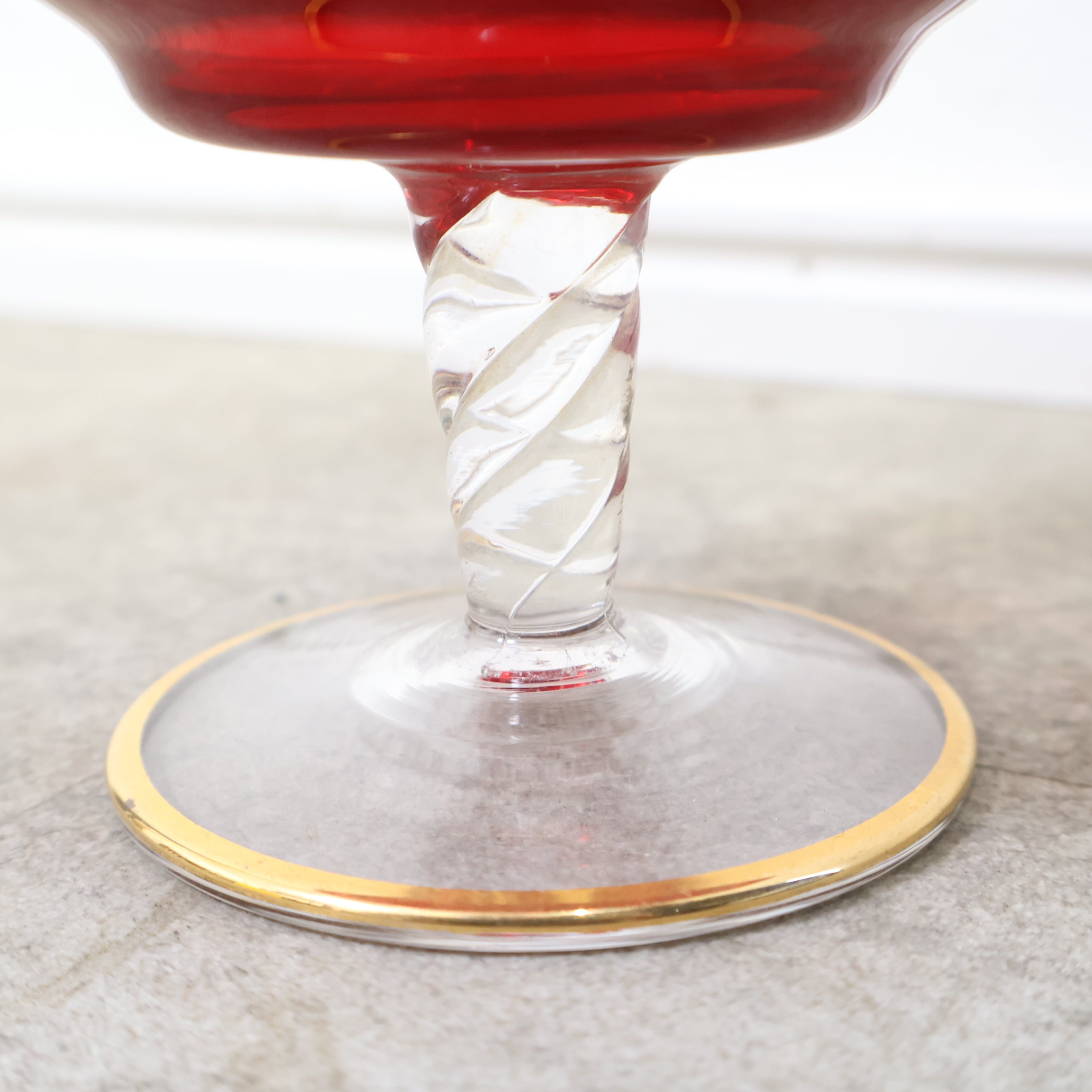 ベネチアングラスの豪華な蓋付きシュガーポット・コンポート – バナル